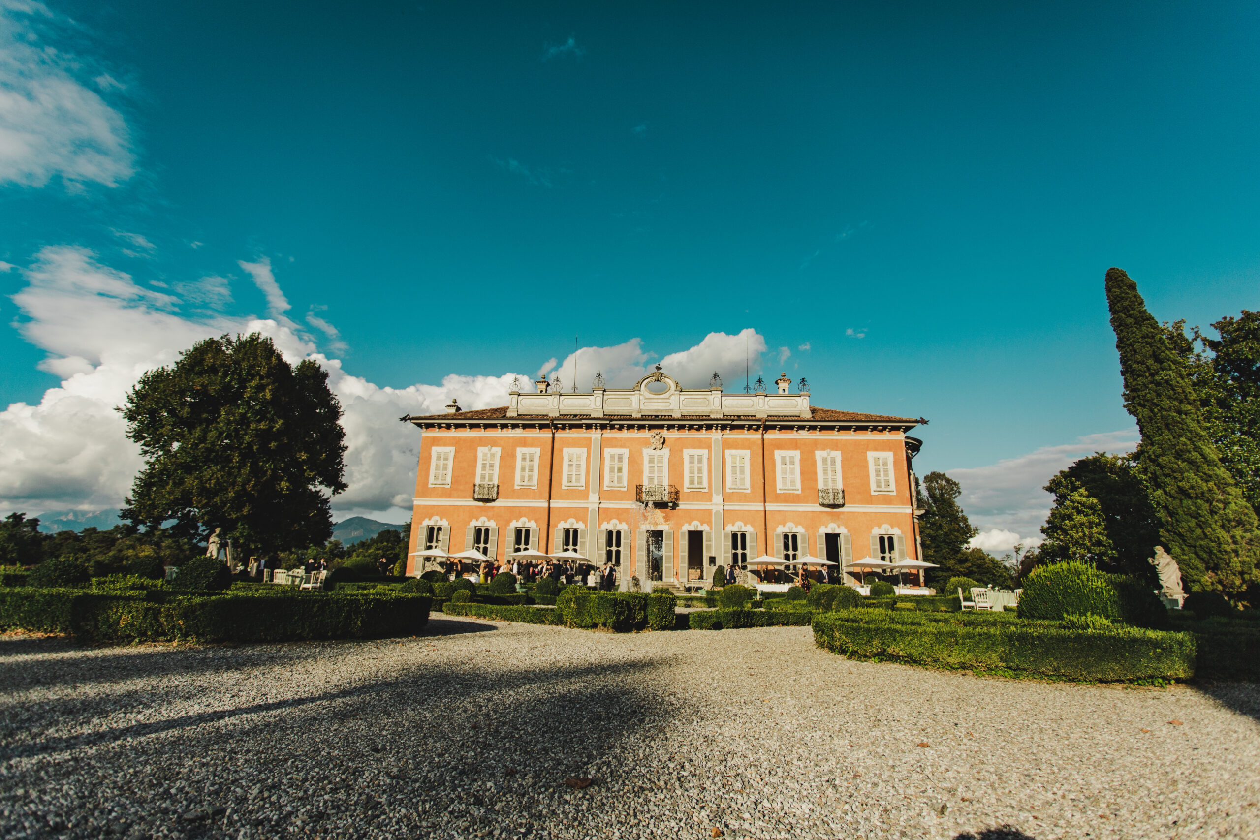 La facciata di Villa Subaglio immersa nel parco