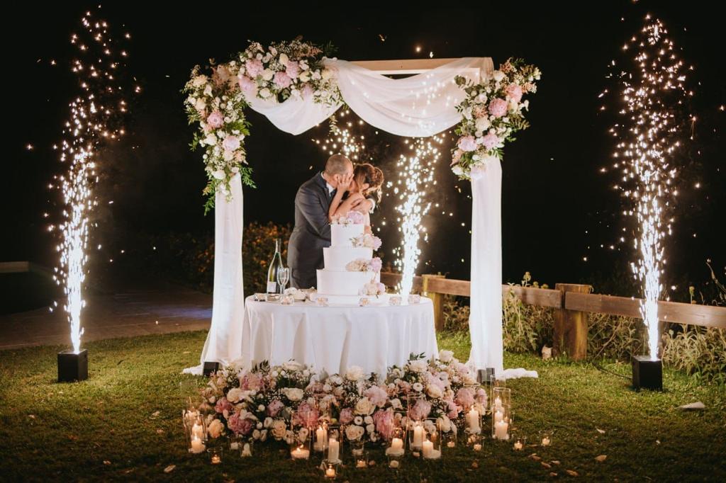 Un matrimonio sotto l’arco floreale a La Perla del Segrino