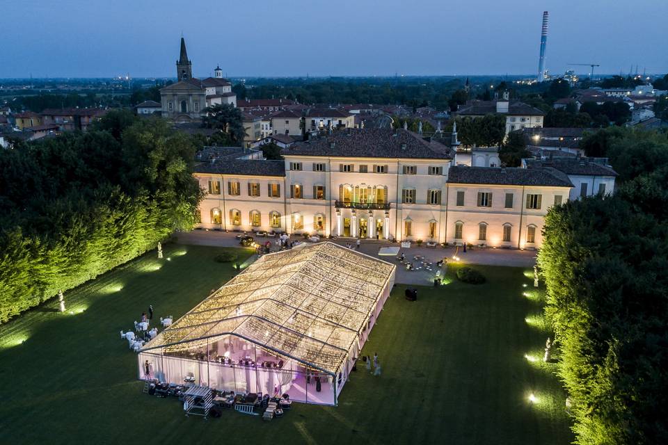 Villa Borromeo al tramonto, pronta per un ricevimento