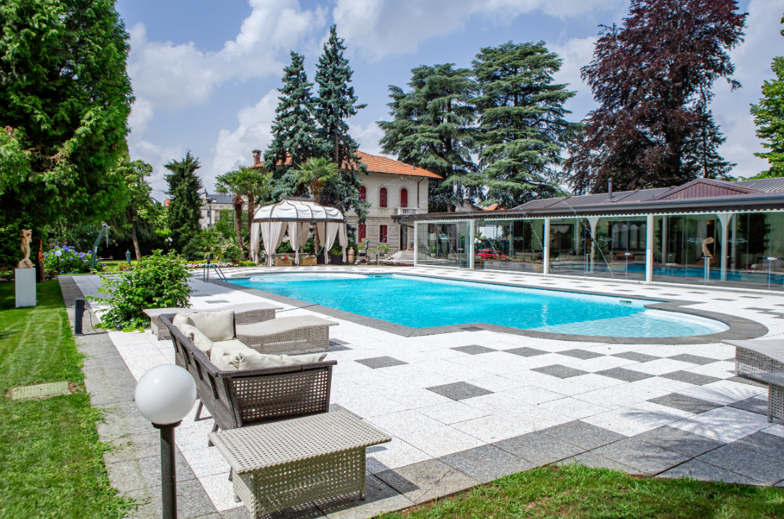 Villa Saporiti, il giardino e la piscina