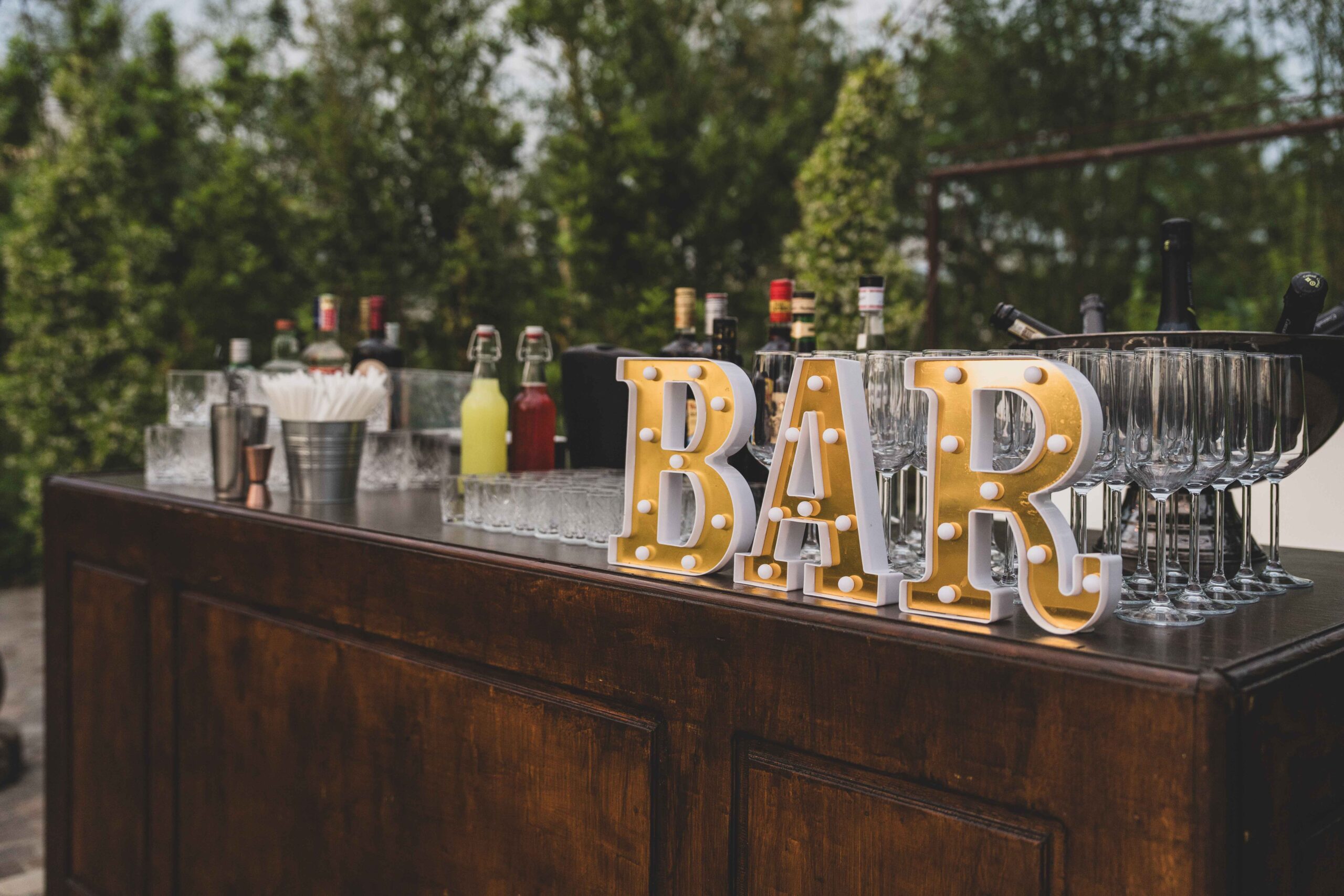 Banco bar di Borgo Colombina con calici e bottiglie per il servizio